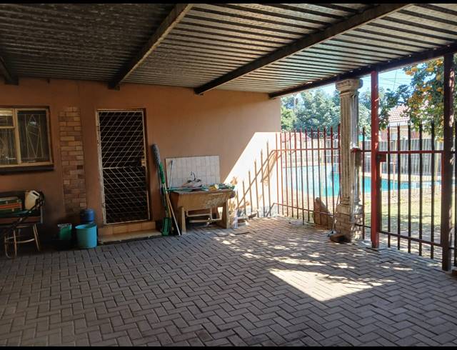 3 BEDROOM HOUSE FOR SALE IN OOS EINDE